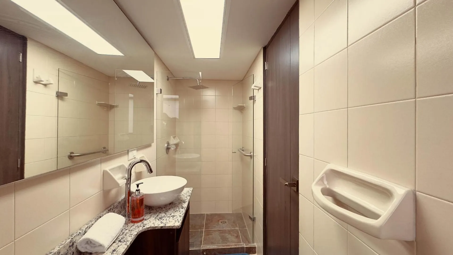 5 Hab, Espacioso, Piscina, Al Lado Del Tesoro! Medellín Apartamento