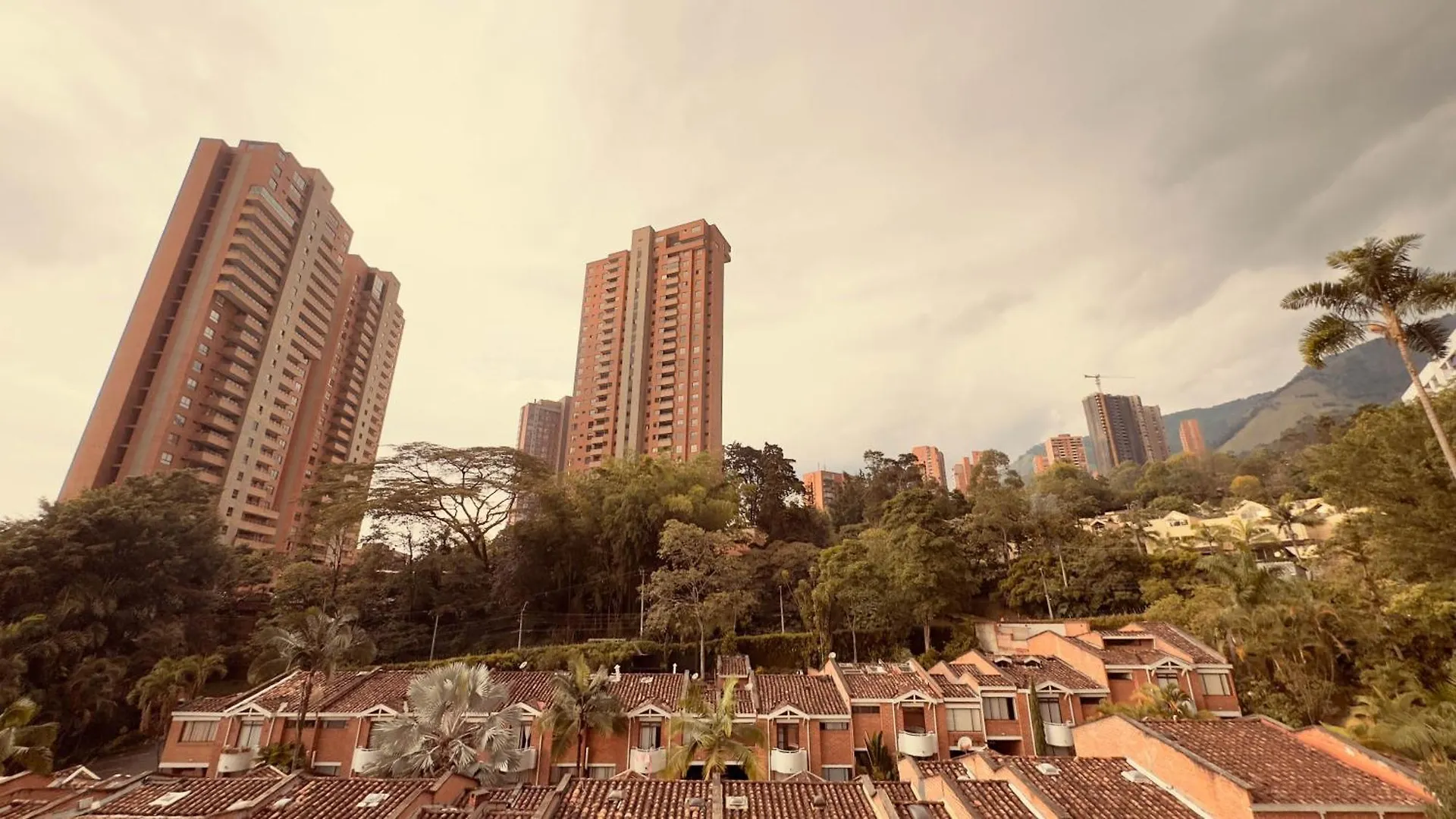 5 Hab, Espacioso, Piscina, Al Lado Del Tesoro! Medellín 0*,  Colômbia